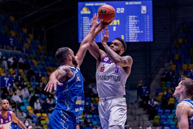 easyCredit BBL, Fraport Skyliners vs. BG Göttingen, Frankfurt, Fraport Arena, 9.3.2022 Rasheed Moore (Fraport Skyliners 20) & Jeff Roberson (BG Göttingen 5), Fraport Skyliners vs. BG Göttingen, Frankfurt, Fraport Arena, 9.3.2022 Copyright: xBEAUTIFULxSPORTS Gawlikx