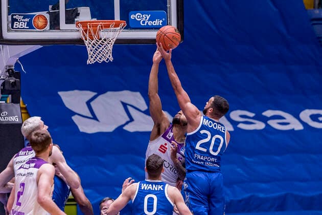 easyCredit BBL, Fraport Skyliners vs. BG Göttingen, Frankfurt, Fraport Arena, 9.3.2022 Jeff Roberson (BG Göttingen 5) & Rasheed Moore (Fraport Skyliners 20), Fraport Skyliners vs. BG Göttingen, Frankfurt, Fraport Arena, 9.3.2022 Copyright: xBEAUTIFULxSPORTS Gawlikx