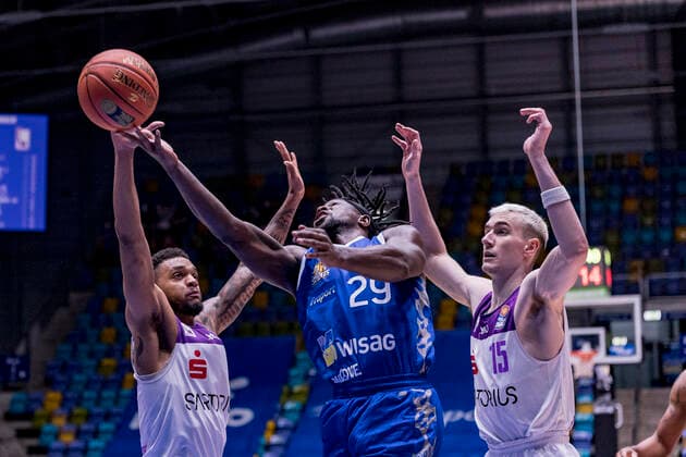 easyCredit BBL, Fraport Skyliners vs. BG Göttingen, Frankfurt, Fraport Arena, 9.3.2022 Jeff Roberson (BG Göttingen 5) & Will Cherry (Fraport Skyliners 29) & Philipp Hartwich (BG Göttingen 15), Fraport Skyliners vs. BG Göttingen, Frankfurt, Fraport Arena, 9.3.2022 Copyright: xBEAUTIFULxSPORTS Gawlikx