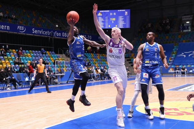Fraport Skyliners - BG Göttingen, easyCredit-BBL Will Cherry (Fraport Skyliners, 29) steigt hoch zum Korb, rechts verteidigt Philipp Hartwich (BG Göttingen, 15). Basketball-Spiel der easyCredit BBL zwischen den Fraport Skyliners und BG Göttingen am 9. März 2022 in der Ballsporthalle in Frankfurt am Main., Frankfurt am Main Hessen Deutschland Ballsporthalle