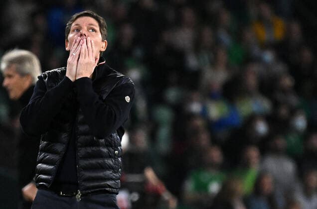 09.03.2022, xjhx, Fussball UEFA Europa League, Real Betis Sevilla - Eintracht Frankfurt emspor, v.l. Trainer Oliver Glasner (Eintracht Frankfurt) zautz gestikuliert gibt Anweisungen (DFL DFB REGULATIONS PROHIBIT ANY USE OF PHOTOGRAPHS as IMAGE SEQUENCES and or QUASI-VIDEO) Sevilla