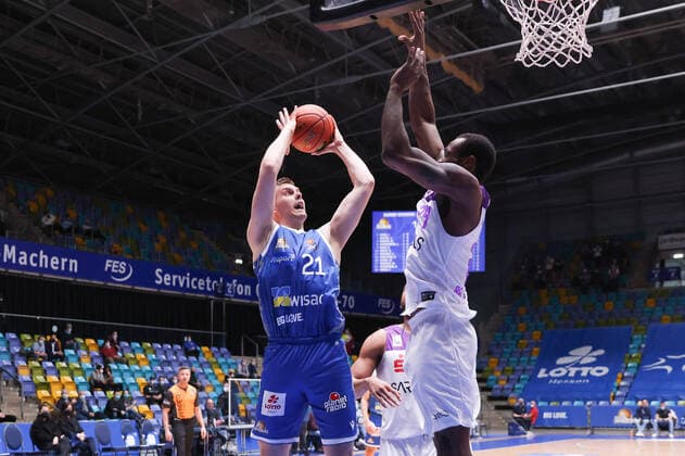 Fraport Skyliners - BG Göttingen, easyCredit-BBL Lorenz Brenneke (Fraport Skyliners, 21) gegen Nate Grimes (BG Göttingen, 24). Basketball-Spiel der easyCredit BBL zwischen den Fraport Skyliners und BG Göttingen am 9. März 2022 in der Ballsporthalle in Frankfurt am Main., Frankfurt am Main Hessen Deutschland Ballsporthalle