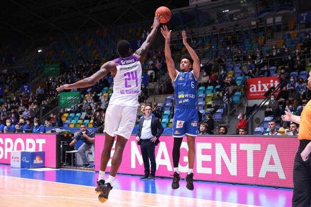 Fraport Skyliners - BG Göttingen, easyCredit-BBL Nate Grimes (BG Göttingen, 24) verteidigt gegen Len Adam Schoormann (Fraport Skyliners, 6). Basketball-Spiel der easyCredit BBL zwischen den Fraport Skyliners und BG Göttingen am 9. März 2022 in der Ballsporthalle in Frankfurt am Main., Frankfurt am Main Hessen Deutschland Ballsporthalle