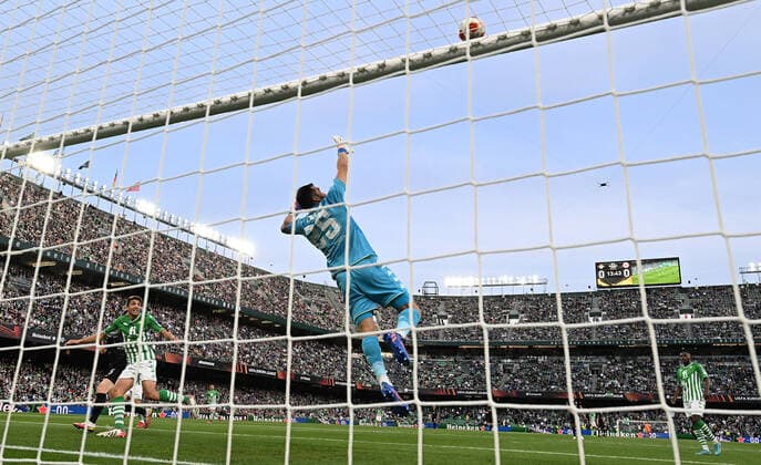 09.03.2022, xjhx, Fussball UEFA Europa League, Real Betis Sevilla - Eintracht Frankfurt emspor, v.l. Filip Kostic (Eintracht Frankfurt) erzielt das Tor zum scores the Goal 0:1 Claudio Bravo (Real Betis Sevilla) (DFL DFB REGULATIONS PROHIBIT ANY USE OF PHOTOGRAPHS as IMAGE SEQUENCES and or QUASI-VIDEO) Sevilla