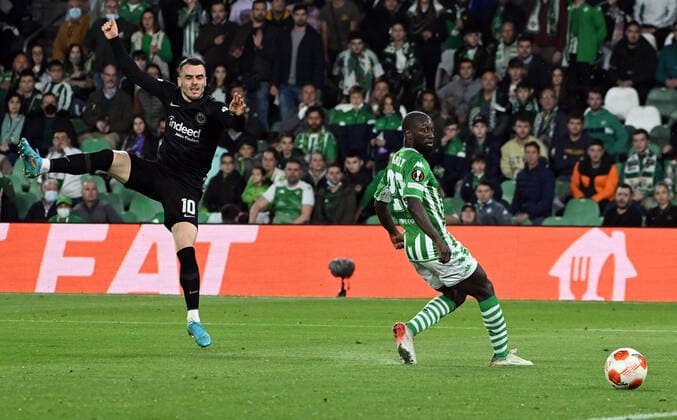 09.03.2022, xjhx, Fussball UEFA Europa League, Real Betis Sevilla - Eintracht Frankfurt emspor, v.l. Filip Kostic (Eintracht Frankfurt) Youssouf Sabaly (Real Betis Sevilla) (DFL DFB REGULATIONS PROHIBIT ANY USE OF PHOTOGRAPHS as IMAGE SEQUENCES and or QUASI-VIDEO) Sevilla