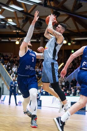 Bogdan Radosavljevic (HAKRO Merlins Crailsheim) im Zweikampf mit Asbjoern Mdtgaard (ZZ Leiden), HAKRO Merlins Crailsheim vs. ZZ Leiden, FIBA Europe Cup, Viertelfinale Hinspiel, 09.03.2022, Spielzeit 2021 2022 HAKRO Merlins Crailsheim vs. ZZ Leiden, FIBA Europe Cup, Viertelfinale Hinspiel, 09.03.2022, Spielzeit 2021 2022 Copyright: xEibner Memmlerx EP_MMR