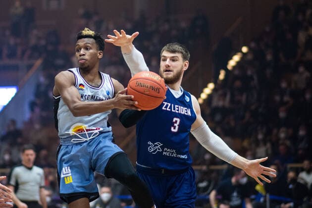 TJ Shorts (HAKRO Merlins Crailsheim) im Zweikampf mit Asbjoern Mdtgaard (ZZ Leiden), HAKRO Merlins Crailsheim vs. ZZ Leiden, FIBA Europe Cup, Viertelfinale Hinspiel, 09.03.2022, Spielzeit 2021 2022 HAKRO Merlins Crailsheim vs. ZZ Leiden, FIBA Europe Cup, Viertelfinale Hinspiel, 09.03.2022, Spielzeit 2021 2022 Copyright: xEibner Memmlerx EP_MMR
