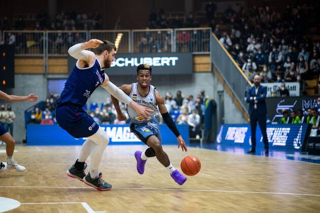 TJ Shorts (HAKRO Merlins Crailsheim) im Zweikampf, HAKRO Merlins Crailsheim vs. ZZ Leiden, FIBA Europe Cup, Viertelfinale Hinspiel, 09.03.2022, Spielzeit 2021 2022 HAKRO Merlins Crailsheim vs. ZZ Leiden, FIBA Europe Cup, Viertelfinale Hinspiel, 09.03.2022, Spielzeit 2021 2022 Copyright: xEibner Memmlerx EP_MMR