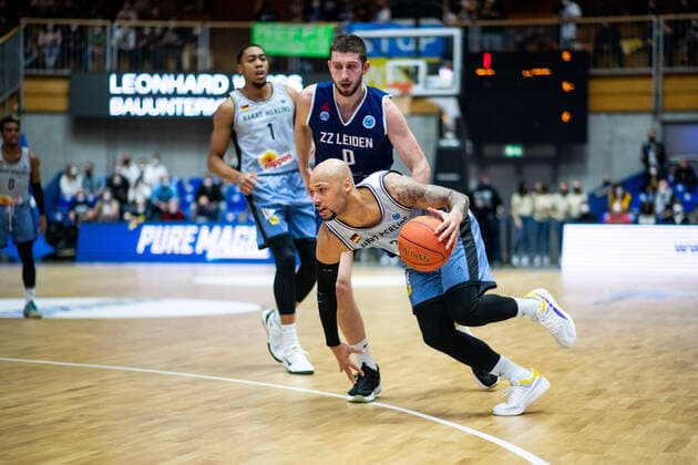 Maurice Stuckey (HAKRO Merlins Crailsheim) im Zweikampf mit Arunas Mkalauskas (ZZ Leiden), HAKRO Merlins Crailsheim vs. ZZ Leiden, FIBA Europe Cup, Viertelfinale Hinspiel, 09.03.2022, Spielzeit 2021 2022 HAKRO Merlins Crailsheim vs. ZZ Leiden, FIBA Europe Cup, Viertelfinale Hinspiel, 09.03.2022, Spielzeit 2021 2022 Copyright: xEibner Memmlerx EP_MMR