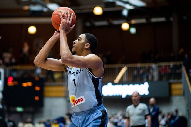 Richmond Aririguzoh (HAKRO Merlins Crailsheim) am Ball, HAKRO Merlins Crailsheim vs. ZZ Leiden, FIBA Europe Cup, Viertelfinale Hinspiel, 09.03.2022, Spielzeit 2021 2022 HAKRO Merlins Crailsheim vs. ZZ Leiden, FIBA Europe Cup, Viertelfinale Hinspiel, 09.03.2022, Spielzeit 2021 2022 Copyright: xEibner Memmlerx EP_MMR