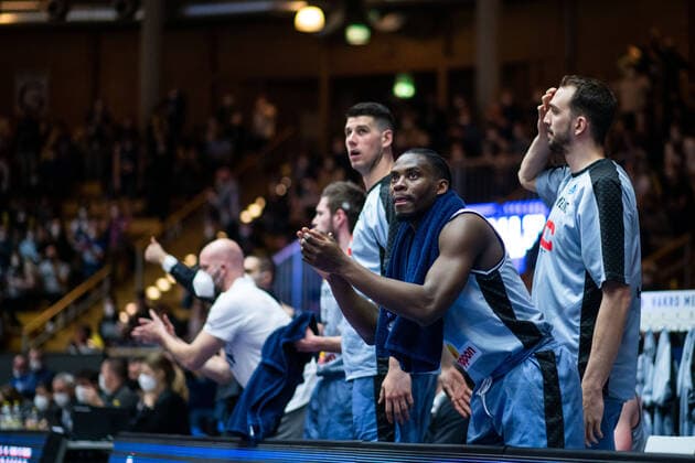 Rene Kindzeka (HAKRO Merlins Crailsheim) und Team jubeln auf der Bank, HAKRO Merlins Crailsheim vs. ZZ Leiden, FIBA Europe Cup, Viertelfinale Hinspiel, 09.03.2022, Spielzeit 2021 2022 HAKRO Merlins Crailsheim vs. ZZ Leiden, FIBA Europe Cup, Viertelfinale Hinspiel, 09.03.2022, Spielzeit 2021 2022 Copyright: xEibner Memmlerx EP_MMR