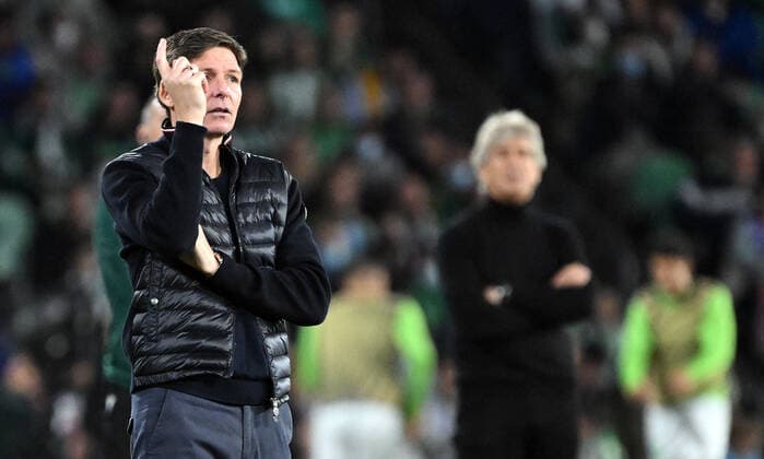 09.03.2022, xjhx, Fussball UEFA Europa League, Real Betis Sevilla - Eintracht Frankfurt emspor, v.l. Trainer Oliver Glasner (Eintracht Frankfurt) zautz gestikuliert gibt Anweisungen (DFL DFB REGULATIONS PROHIBIT ANY USE OF PHOTOGRAPHS as IMAGE SEQUENCES and or QUASI-VIDEO) Sevilla