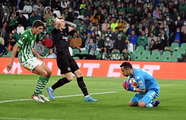 09.03.2022, xjhx, Fussball UEFA Europa League, Real Betis Sevilla - Eintracht Frankfurt emspor, v.l. Edgar Gonzalez (Real Betis Sevilla) Kristijan Jakic (Eintracht Frankfurt) Zweikampf, Aktion, action, battle for the ball Claudio Bravo (Real Betis Sevilla) (DFL DFB REGULATIONS PROHIBIT ANY USE OF PHOTOGRAPHS as IMAGE SEQUENCES and or QUASI-VIDEO) Sevilla