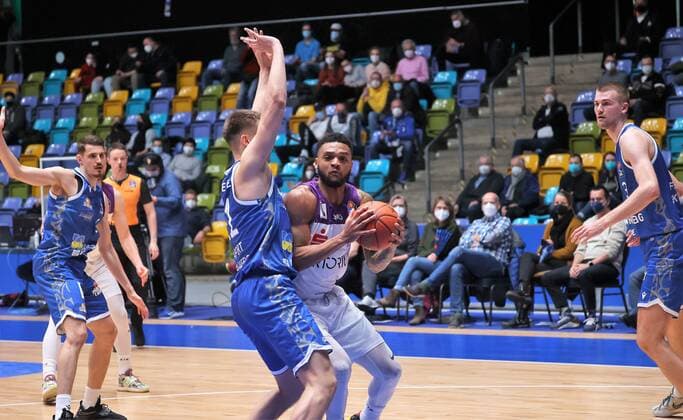 Lorenz Brenneke (Skyliners Frankfurt 21) und Jeff Roberson (BG Goettingen 5), Skyliners Frankfurt vs. BG Goettingen, Basketball, 1. Easy Credit- Bundesliga, 21. Spieltag, 09.03.2022, Skyliners Frankfurt vs. BG Goettingen, Basketball, 1. Easy Credit- Bundesliga, 21. Spieltag, 09.03.2022 Frankfurt Copyright: xJoergxNiebergall Eibner-Pressefox EP_JNL
