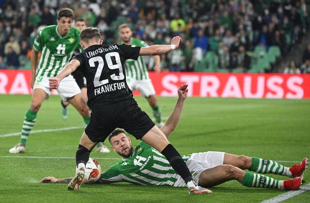 09.03.2022, xjhx, Fussball UEFA Europa League, Real Betis Sevilla - Eintracht Frankfurt emspor, v.l. Jesper Lindström Lindstroem (Eintracht Frankfurt) Aitor Ruibal (Real Betis Sevilla) Zweikampf, Aktion, action, battle for the ball Handelfmeter den Rafael Borre, Rafael Santos Borre Maury (Eintracht Frankfurt) verschoss (DFL DFB REGULATIONS PROHIBIT ANY USE OF PHOTOGRAPHS as IMAGE SEQUENCES and or QUASI-VIDEO) Sevilla
