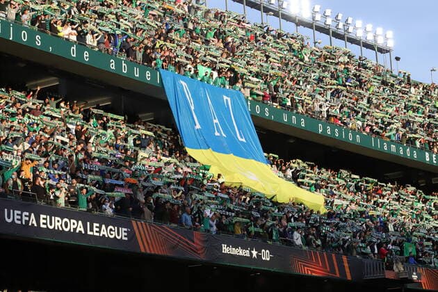 Real Betis v Eintracht Frankfurt, UEFA Europa League, Seville, Spain Seville, Spain. 09h, March 2022. Football fans of Real Betis seen on the stands with anti-war messages during the UEFA Europa League match between Real Betis and Eintracht Frankfurt at Estadio Benito Villamarin in Seville. Sevilla Spain  Copyright: xGonzalesxPhoto MarioxDiazxRaserox