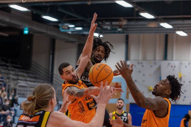 Noah Starkey (Kirchheim Knights, 32) Waverly Austin (wiha Panthers Schwenningen, 32) Rohndell Domminic Goodwin (Kirchheim Knights, 21) Raiquan Leeandre Clark (wiha Panthers Schwenningen, 23) wiha Panthers Schwenningen vs. VfL Kirchheim Knights, 2. Basketball Bundesliga, Pro A, Barmer 2 Basketball, 24. Spieltag , Spielzeit 2021 2022, 09.03.2022 wiha Panthers Schwenningen vs. VfL Kirchheim Knights, 2. Basketball Bundesliga, Pro A, Barmer 2 Basketball, 24. Spieltag , Spielzeit 2021 2022, 09.03.2022 Schwenningen Copyright: xNinaxSanderx xEibnerxPressefotox EP_NSR