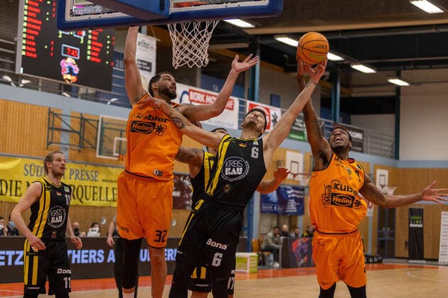 Waverly Austin (wiha Panthers Schwenningen, 32) Luka Kamber (Kirchheim Knights, 06) Quatarrius Deaundrey Wilson (wiha Panthers Schwenninen, 09) wiha Panthers Schwenningen vs. VfL Kirchheim Knights, 2. Basketball Bundesliga, Pro A, Barmer 2 Basketball, 24. Spieltag , Spielzeit 2021 2022, 09.03.2022 wiha Panthers Schwenningen vs. VfL Kirchheim Knights, 2. Basketball Bundesliga, Pro A, Barmer 2 Basketball, 24. Spieltag , Spielzeit 2021 2022, 09.03.2022 Schwenningen Copyright: xNinaxSanderx xEibnerxPressefotox EP_NSR