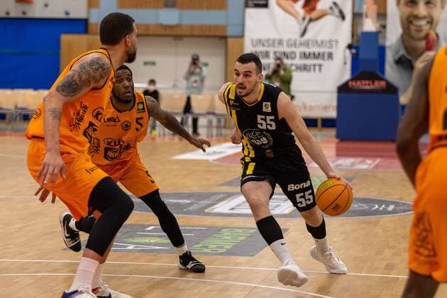 Waverly Austin (wiha Panthers Schwenningen, 32) Demarkus Stuckey (wiha Panthers Schwenningen, 05) Karlo Miksic (Kirchheim Knights, 55) wiha Panthers Schwenningen vs. VfL Kirchheim Knights, 2. Basketball Bundesliga, Pro A, Barmer 2 Basketball, 24. Spieltag , Spielzeit 2021 2022, 09.03.2022 wiha Panthers Schwenningen vs. VfL Kirchheim Knights, 2. Basketball Bundesliga, Pro A, Barmer 2 Basketball, 24. Spieltag , Spielzeit 2021 2022, 09.03.2022 Schwenningen Copyright: xNinaxSanderx xEibnerxPressefotox EP_NSR