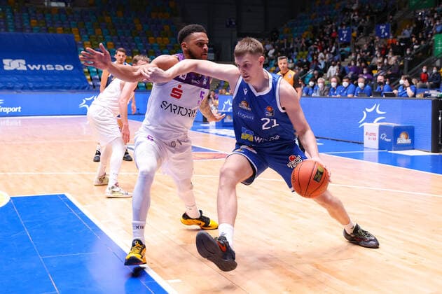 Fraport Skyliners - BG Göttingen, easyCredit-BBL Lorenz Brenneke (Fraport Skyliners, 21) gegen Jeff Roberson (BG Göttingen, 5). Basketball-Spiel der easyCredit BBL zwischen den Fraport Skyliners und BG Göttingen am 9. März 2022 in der Ballsporthalle in Frankfurt am Main., Frankfurt am Main Hessen Deutschland Ballsporthalle