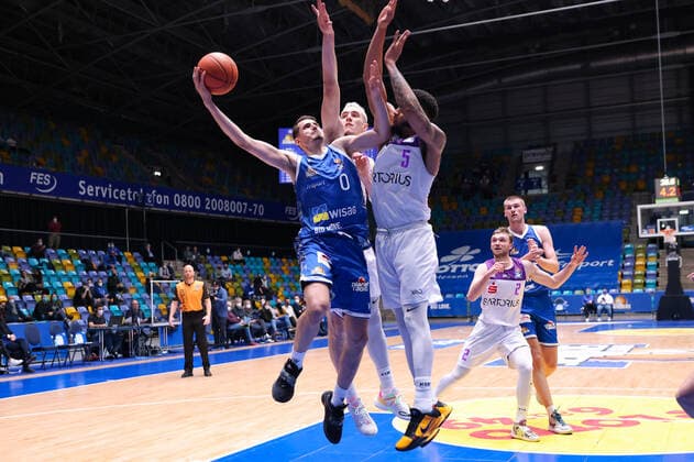 Fraport Skyliners - BG Göttingen, easyCredit-BBL Lukas Wank (Fraport Skyliners, 0) gegen Philipp Hartwich (BG Göttingen, 15) und Jeff Roberson (BG Göttingen, 5). Basketball-Spiel der easyCredit BBL zwischen den Fraport Skyliners und BG Göttingen am 9. März 2022 in der Ballsporthalle in Frankfurt am Main., Frankfurt am Main Hessen Deutschland Ballsporthalle