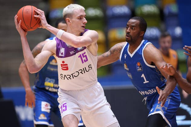 Fraport Skyliners - BG Göttingen, easyCredit-BBL Philipp Hartwich (BG Göttingen, 15) gegen Jamel McLean (Fraport Skyliners, 1). Basketball-Spiel der easyCredit BBL zwischen den Fraport Skyliners und BG Göttingen am 9. März 2022 in der Ballsporthalle in Frankfurt am Main., Frankfurt am Main Hessen Deutschland Ballsporthalle