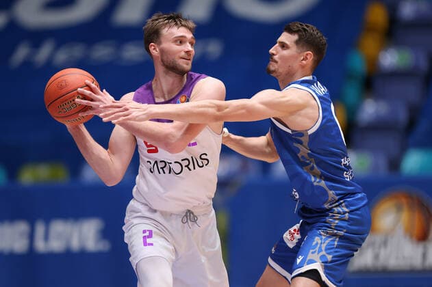 Fraport Skyliners - BG Göttingen, easyCredit-BBL Jake Toolson (BG Göttingen, 2) gegen Lukas Wank (Fraport Skyliners, 0). Basketball-Spiel der easyCredit BBL zwischen den Fraport Skyliners und BG Göttingen am 9. März 2022 in der Ballsporthalle in Frankfurt am Main., Frankfurt am Main Hessen Deutschland Ballsporthalle