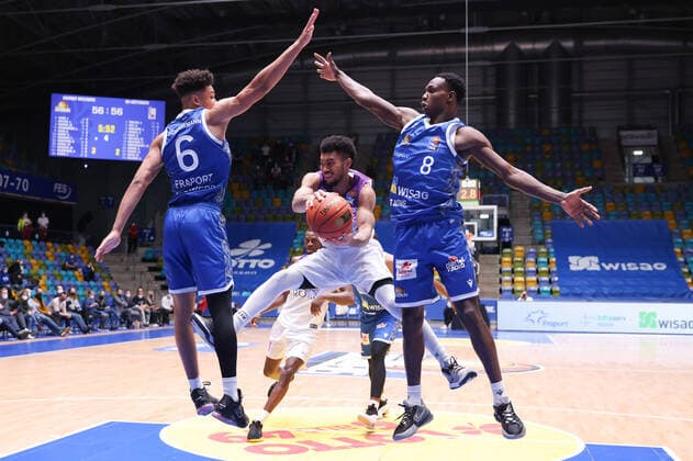 Fraport Skyliners - BG Göttingen, easyCredit-BBL Stephen Brown Jr. (BG Göttingen, 22) gegen Len Adam Schoormann (Fraport Skyliners, 6) und Brancou Badio (Fraport Skyliners, 8). Basketball-Spiel der easyCredit BBL zwischen den Fraport Skyliners und BG Göttingen am 9. März 2022 in der Ballsporthalle in Frankfurt am Main., Frankfurt am Main Hessen Deutschland Ballsporthalle