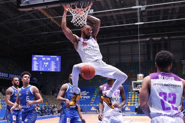 Fraport Skyliners - BG Göttingen, easyCredit-BBL Dunking von Jeff Roberson (BG Göttingen, 5). Basketball-Spiel der easyCredit BBL zwischen den Fraport Skyliners und BG Göttingen am 9. März 2022 in der Ballsporthalle in Frankfurt am Main., Frankfurt am Main Hessen Deutschland Ballsporthalle