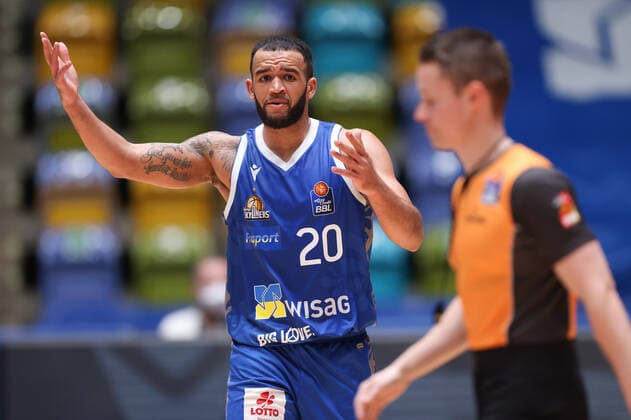 Fraport Skyliners - BG Göttingen, easyCredit-BBL Rasheed Moore (Fraport Skyliners, 20) beklagt sich über eine Schiedsrichterentscheidung. Basketball-Spiel der easyCredit BBL zwischen den Fraport Skyliners und BG Göttingen am 9. März 2022 in der Ballsporthalle in Frankfurt am Main., Frankfurt am Main Hessen Deutschland Ballsporthalle