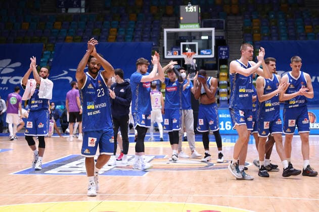 Fraport Skyliners - BG Göttingen, easyCredit-BBL Nach der Niederlage bedanken sich die Fraport Skyliners beim Publikum. Basketball-Spiel der easyCredit BBL zwischen den Fraport Skyliners und BG Göttingen am 9. März 2022 in der Ballsporthalle in Frankfurt am Main., Frankfurt am Main Hessen Deutschland Ballsporthalle