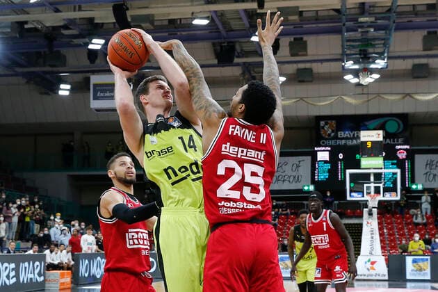 24. Spieltag der easyCredit BBL Basketball Bundesliga in der Oberfrankenhalle in Bayreuth Saison 2021-2022 Medi Bayreuth gegen JobStairs Giessen 46ers Moritz Sanders ( Medi Bayreuth) -14- links Phillip Fayne II ( JobStairs Giessen 46ers) -25- rechts