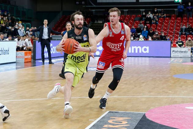 24. Spieltag der easyCredit BBL Basketball Bundesliga in der Oberfrankenhalle in Bayreuth Saison 2021-2022 Medi Bayreuth gegen JobStairs Giessen 46ers Bastian Doreth (Medi Bayreuth) -10- links Bjarne Kraushaar ( JobStairs Giessen 46ers) -4- rechts