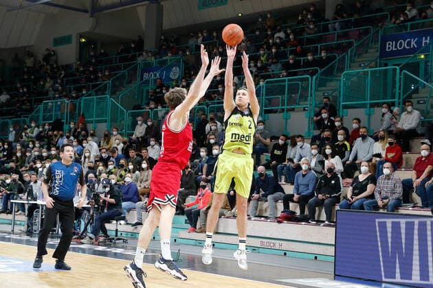 24. Spieltag der easyCredit BBL Basketball Bundesliga in der Oberfrankenhalle in Bayreuth Saison 2021-2022 Medi Bayreuth gegen JobStairs Giessen 46ers Janari Jöesaar ( Medi Bayreuth) -21- rechts Florian Koch ( JobStairs Giessen 46ers) -21- links