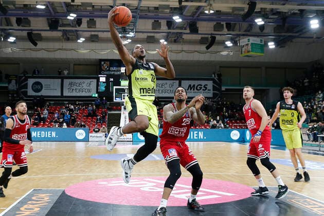 24. Spieltag der easyCredit BBL Basketball Bundesliga in der Oberfrankenhalle in Bayreuth Saison 2021-2022 Medi Bayreuth gegen JobStairs Giessen 46ers Cameron Wells ( Medi Bayreuth) -22- links Phillip Fayne II ( JobStairs Giessen 46ers) -25- rechts