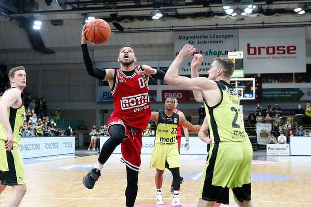24. Spieltag der easyCredit BBL Basketball Bundesliga in der Oberfrankenhalle in Bayreuth Saison 2021-2022 Medi Bayreuth gegen JobStairs Giessen 46ers Janari Jöesaar ( Medi Bayreuth) -21- rechts Kendale McCullum (JobStairs Giessen 46ers) -0- links