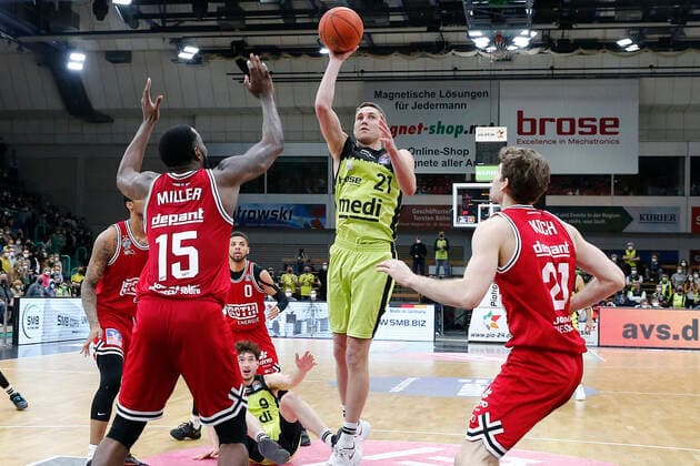24. Spieltag der easyCredit BBL Basketball Bundesliga in der Oberfrankenhalle in Bayreuth Saison 2021-2022 Medi Bayreuth gegen JobStairs Giessen 46ers Janari Jöesaar ( Medi Bayreuth) -21- mitte Jalon Miller ( JobStairs Giessen 46ers) -15- links Florian Koch ( JobStairs Giessen 46ers) -21- rechts