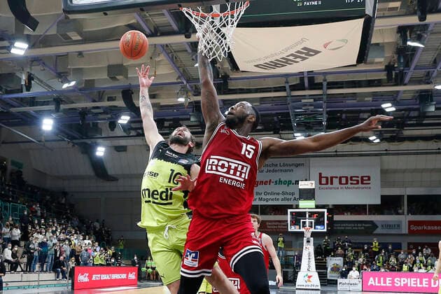 24. Spieltag der easyCredit BBL Basketball Bundesliga in der Oberfrankenhalle in Bayreuth Saison 2021-2022 Medi Bayreuth gegen JobStairs Giessen 46ers Bastian Doreth (Medi Bayreuth) -10- links Jalon Miller ( JobStairs Giessen 46ers) -15- rechts