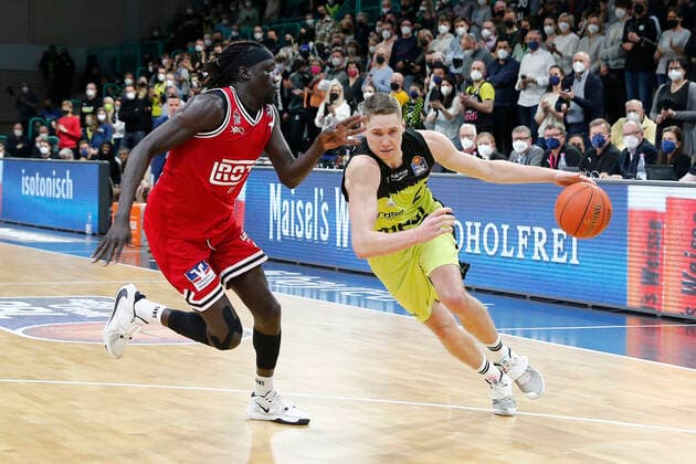 24. Spieltag der easyCredit BBL Basketball Bundesliga in der Oberfrankenhalle in Bayreuth Saison 2021-2022 Medi Bayreuth gegen JobStairs Giessen 46ers Janari Jöesaar ( Medi Bayreuth) -21- rechts Nuni Omot ( JobStairs Giessen 46ers) -1- links