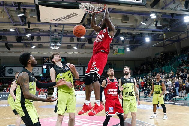 24. Spieltag der easyCredit BBL Basketball Bundesliga in der Oberfrankenhalle in Bayreuth Saison 2021-2022 Medi Bayreuth gegen JobStairs Giessen 46ers Kay Bruhnke (Medi Bayreuth) -9- links Jalon Miller ( JobStairs Giessen 46ers) -15- rechts