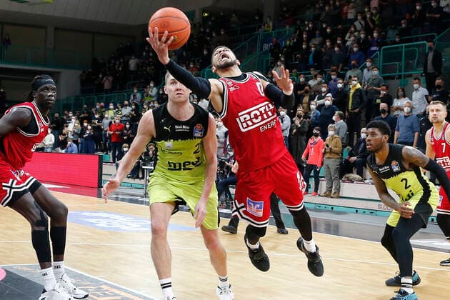 24. Spieltag der easyCredit BBL Basketball Bundesliga in der Oberfrankenhalle in Bayreuth Saison 2021-2022 Medi Bayreuth gegen JobStairs Giessen 46ers Janari Jöesaar ( Medi Bayreuth) -21- links Kendale McCullum (JobStairs Giessen 46ers) -0- rechts