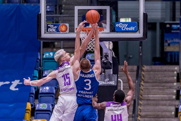 easyCredit BBL, Fraport Skyliners vs. BG Göttingen, Frankfurt, Fraport Arena, 9.3.2022 Philipp Hartwich (BG Göttingen 15) & Matt Haarms (Fraport Skyliners 3), Fraport Skyliners vs. BG Göttingen, Frankfurt, Fraport Arena, 9.3.2022 Copyright: xBEAUTIFULxSPORTS Gawlikx