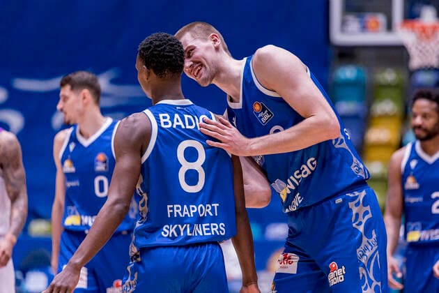 easyCredit BBL, Fraport Skyliners vs. BG Göttingen, Frankfurt, Fraport Arena, 9.3.2022 Brancou Badio (Fraport Skyliners 8) & Matt Haarms (Fraport Skyliners 3), Fraport Skyliners vs. BG Göttingen, Frankfurt, Fraport Arena, 9.3.2022 Copyright: xBEAUTIFULxSPORTS Gawlikx