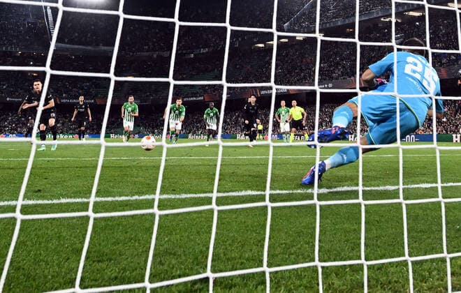 09.03.2022, xjhx, Fussball UEFA Europa League, Real Betis Sevilla - Eintracht Frankfurt emspor, v.l. Rafael Borre, Rafael Santos Borre Maury (Eintracht Frankfurt) vergibt verschiesst den Handelfmeter Claudio Bravo (Real Betis Sevilla) (DFL DFB REGULATIONS PROHIBIT ANY USE OF PHOTOGRAPHS as IMAGE SEQUENCES and or QUASI-VIDEO) Sevilla