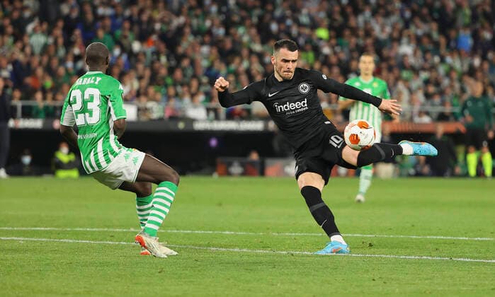 09.03.2022, Fussball UEFA Europa League, Real Betis Sevilla - Eintracht Frankfurt, emonline, emspor, v.l., Youssouf Sabaly (Real Betis Sevilla), Filip Kostic (Eintracht Frankfurt) DFL DFB REGULATIONS PROHIBIT ANY USE OF PHOTOGRAPHS AS IMAGE SEQUENCES AND OR QUASI-VIDEO. xdcx Copyright: HMBxMedia