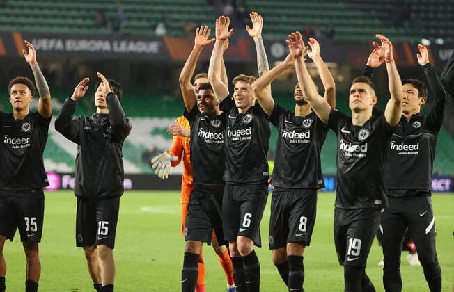 09.03.2022, Fussball UEFA Europa League, Real Betis Sevilla - Eintracht Frankfurt, emonline, emspor, v.l., Ansgar Knauff (Eintracht Frankfurt), Kristijan Jakic (Eintracht Frankfurt) Djibril Sow (Eintracht Frankfurt) Rafael Borre (Eintracht Frankfurt) feiern mit den Fans DFL DFB REGULATIONS PROHIBIT ANY USE OF PHOTOGRAPHS AS IMAGE SEQUENCES AND OR QUASI-VIDEO. xdcx Copyright: HMBxMedia