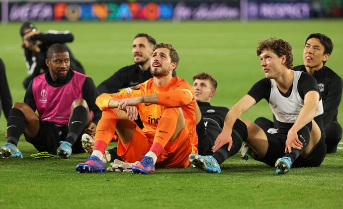 09.03.2022, Fussball UEFA Europa League, Real Betis Sevilla - Eintracht Frankfurt, emonline, emspor, v.l., Torwart Kevin Trapp (Eintracht Frankfurt) Sam Lammers (Eintracht Frankfurt) DFL DFB REGULATIONS PROHIBIT ANY USE OF PHOTOGRAPHS AS IMAGE SEQUENCES AND OR QUASI-VIDEO. xdcx Copyright: HMBxMedia