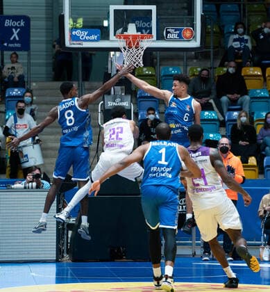 09.03.2022, xsltx, Basketball BBL Bundesliga, Frankfurt Skyliners - BG Göttingen emspor, v.l. Mit vereinten Kräften stemmen sich die Skyliners gegen die Niederlage (DFL DFB REGULATIONS PROHIBIT ANY USE OF PHOTOGRAPHS as IMAGE SEQUENCES and or QUASI-VIDEO) Frankfurt am Main