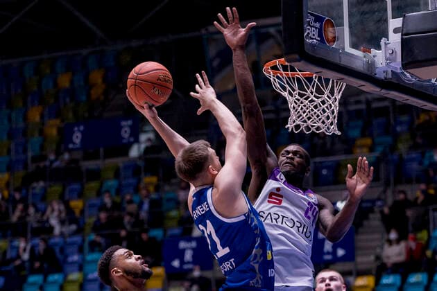 easyCredit BBL, Fraport Skyliners vs. BG Göttingen, Frankfurt, Fraport Arena, 9.3.2022 Lorenz Brenneke (Fraport Skyliners 21) & Nate Grimes (BG Göttingen 24), Fraport Skyliners vs. BG Göttingen, Frankfurt, Fraport Arena, 9.3.2022 Copyright: xBEAUTIFULxSPORTS Gawlikx