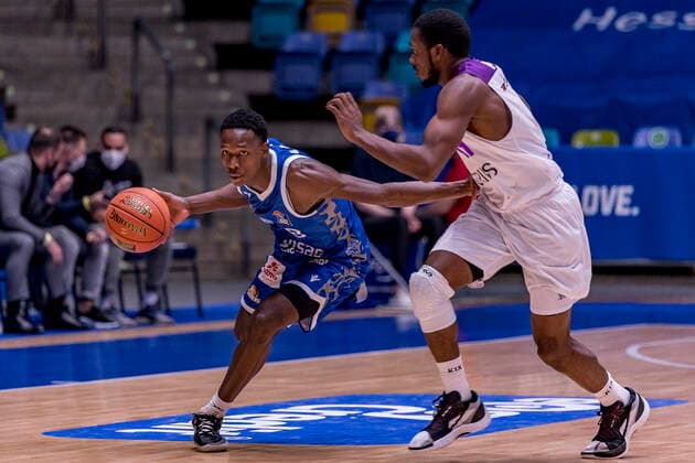 easyCredit BBL, Fraport Skyliners vs. BG Göttingen, Frankfurt, Fraport Arena, 9.3.2022 Brancou Badio (Fraport Skyliners 8) & Kamar Baldwin (BG Göttingen 44), Fraport Skyliners vs. BG Göttingen, Frankfurt, Fraport Arena, 9.3.2022 Copyright: xBEAUTIFULxSPORTS Gawlikx
